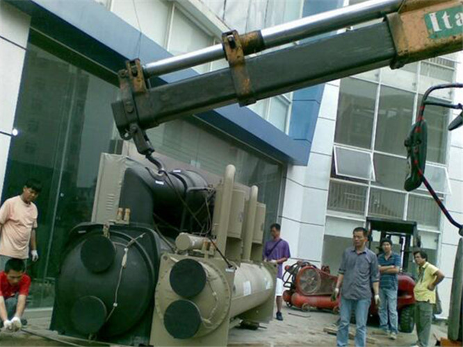 前进区随车吊和汽车吊的核心区别是什么？哪种更省钱？